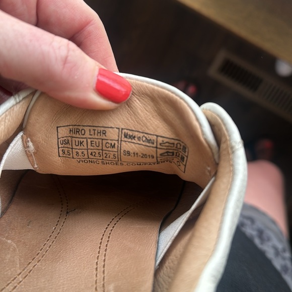 Vionic white slip on leather shoes, USA size 9.5 European size 42.5 - Picture 5 of 5